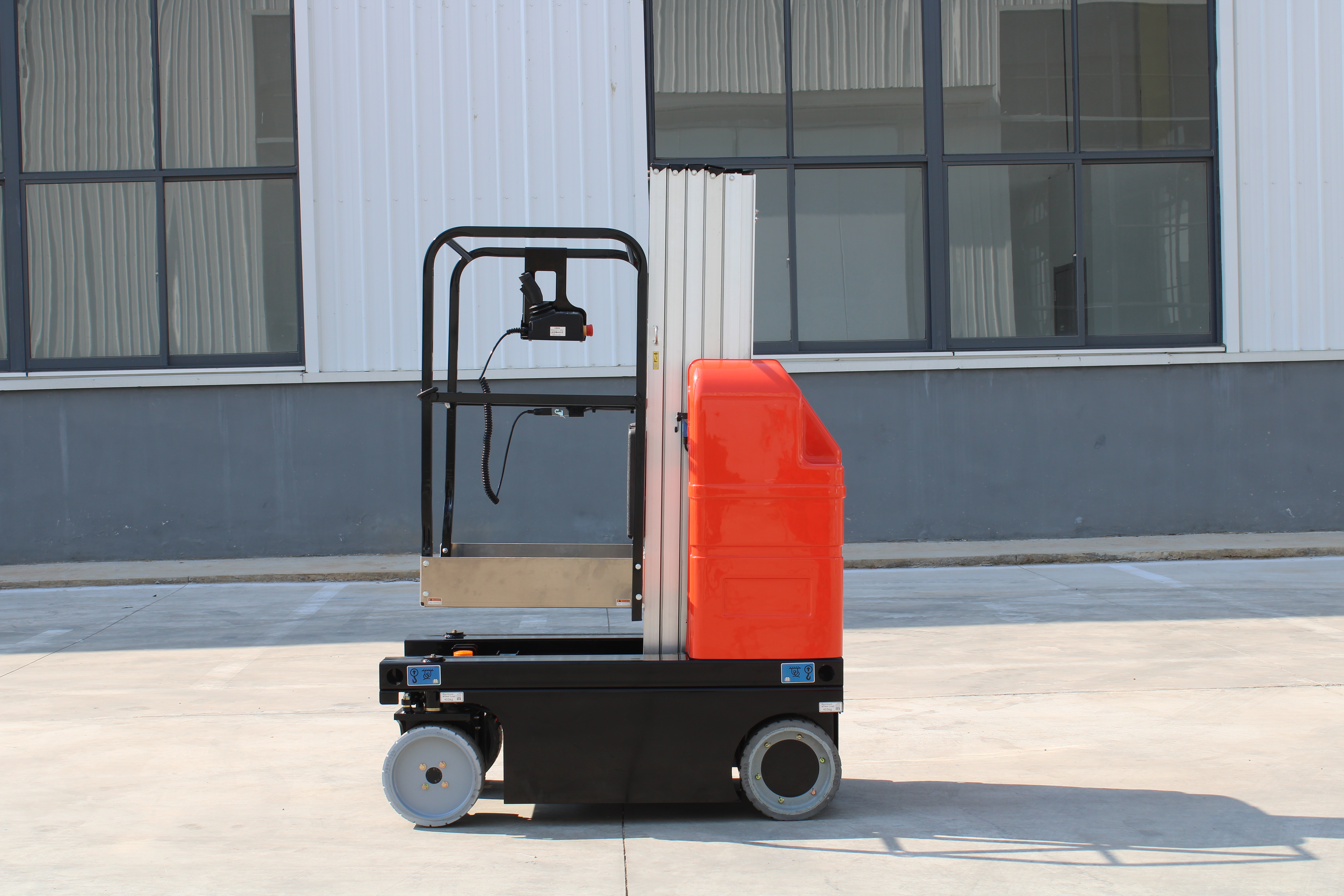 Self-Propelled Single Mast Lift