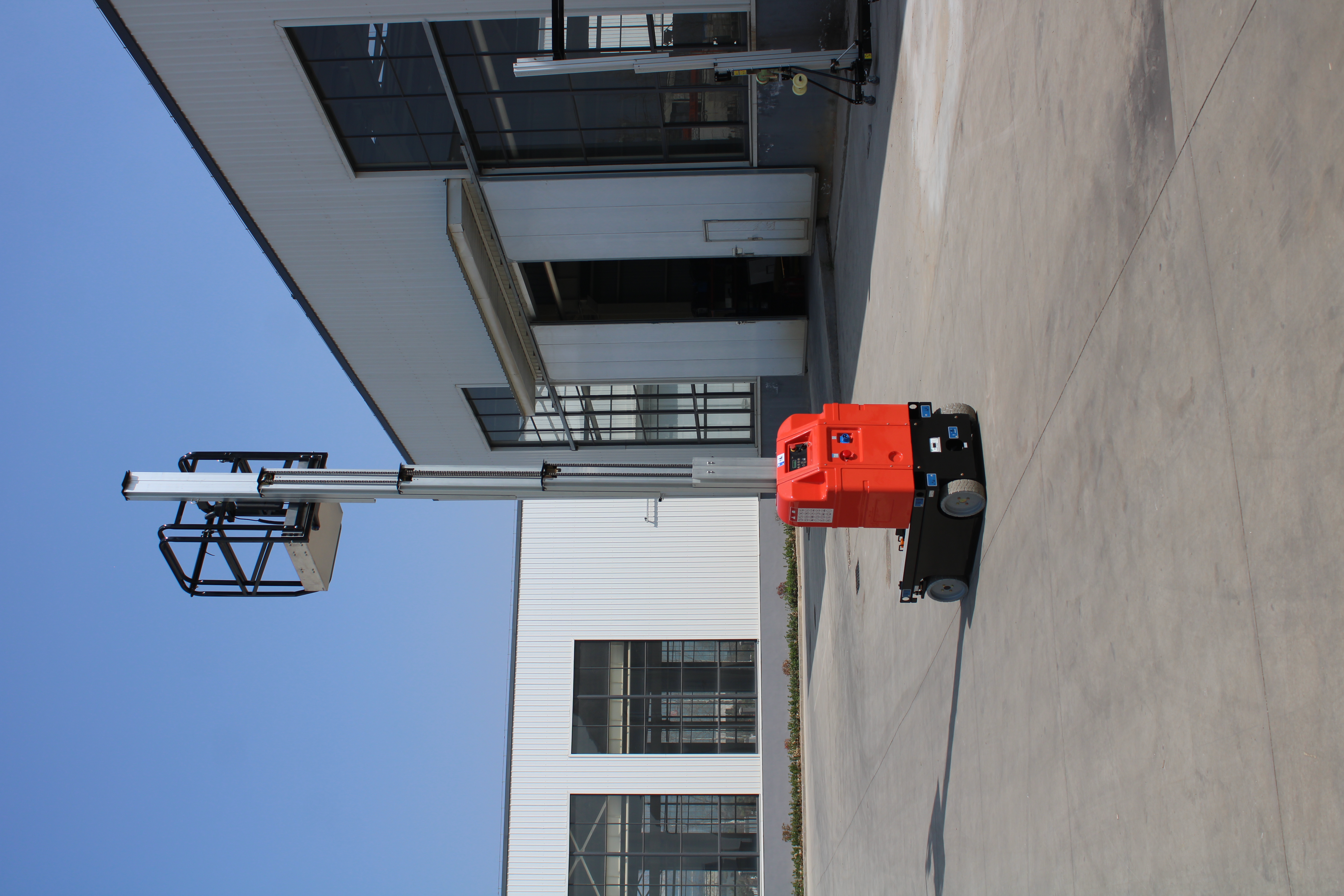 Self-Propelled Single Mast Lift