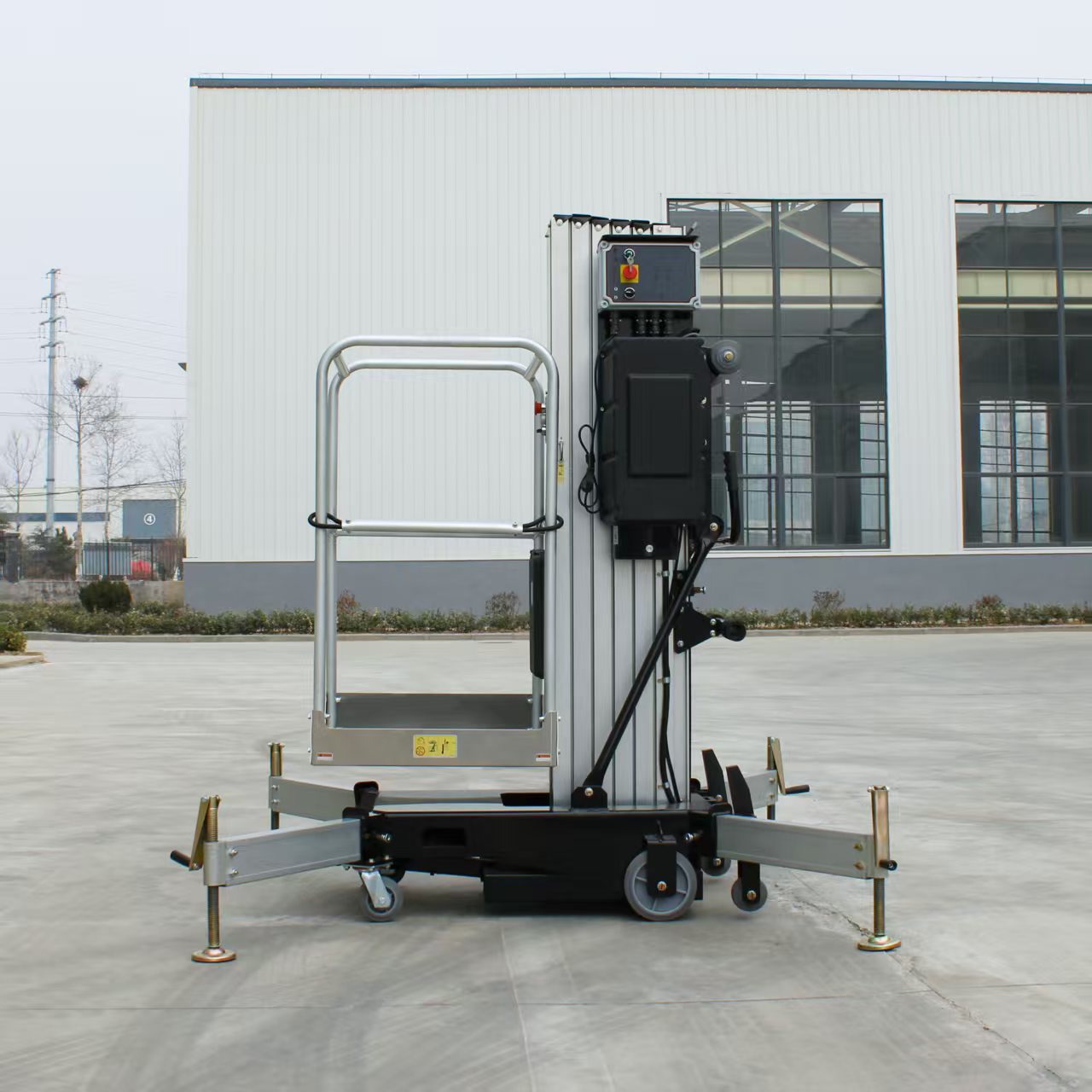Single Mast Push-Around Lift